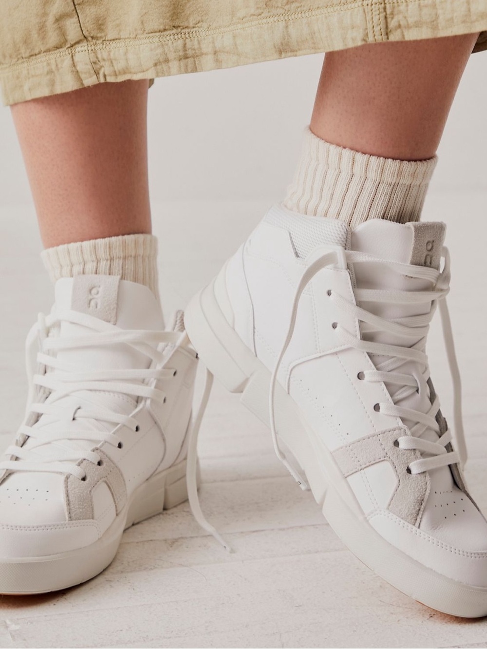 On Running Women’s River Clubhouse Mid Sneakers in White